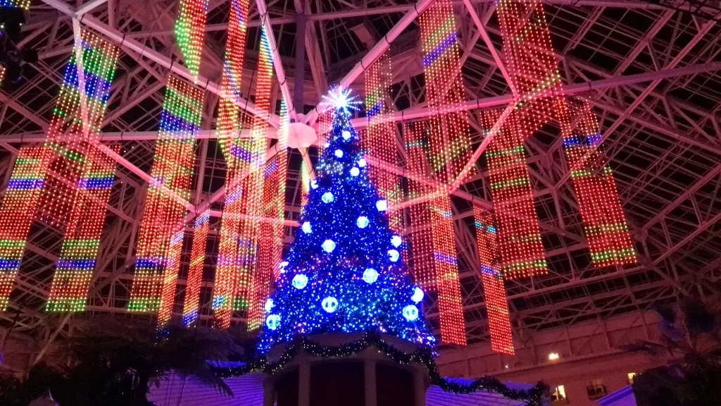 Christmas at Gaylord Palms Resort near Orlando is amazing!!! This is one of the best holiday events in central Florida! ICE! is the most popular attraction, but look at all of these fun activities at the Kissimme resort just 5 minutes from Disney World!