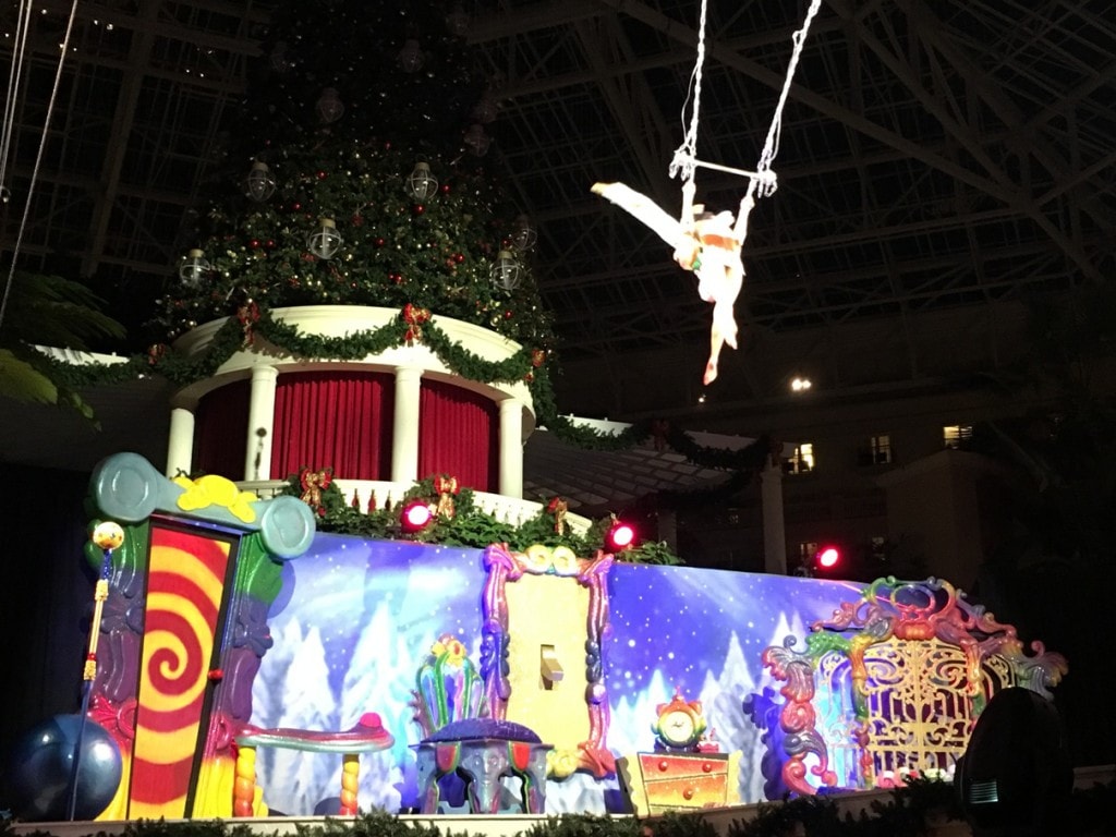 Christmas at Gaylord Palms Resort near Orlando is amazing!!! This is one of the best holiday events in central Florida! ICE! is the most popular attraction, but look at all of these fun activities at the Kissimme resort just 5 minutes from Disney World!