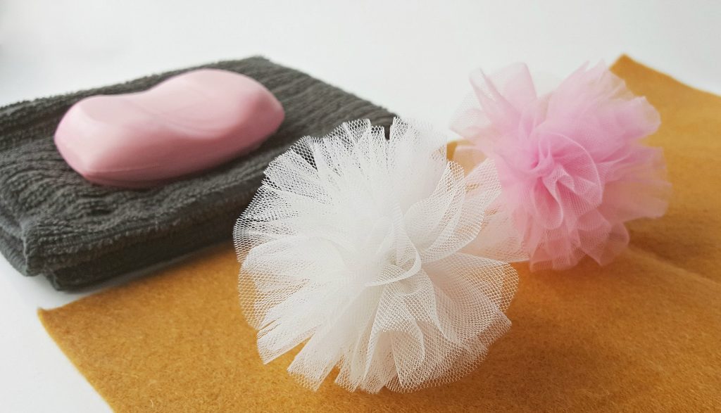 Body pouf mesh bath sponge white pink soap in a dish