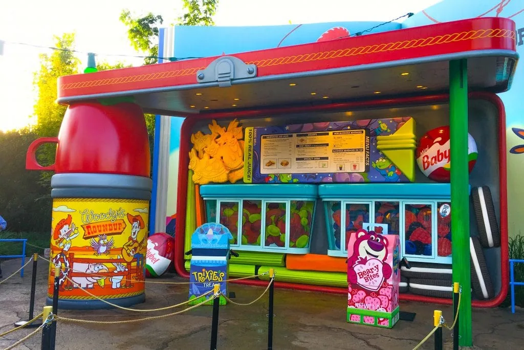 restaurant looks like in old lunch box with thermos propping up roof at Disney Toy Story Land