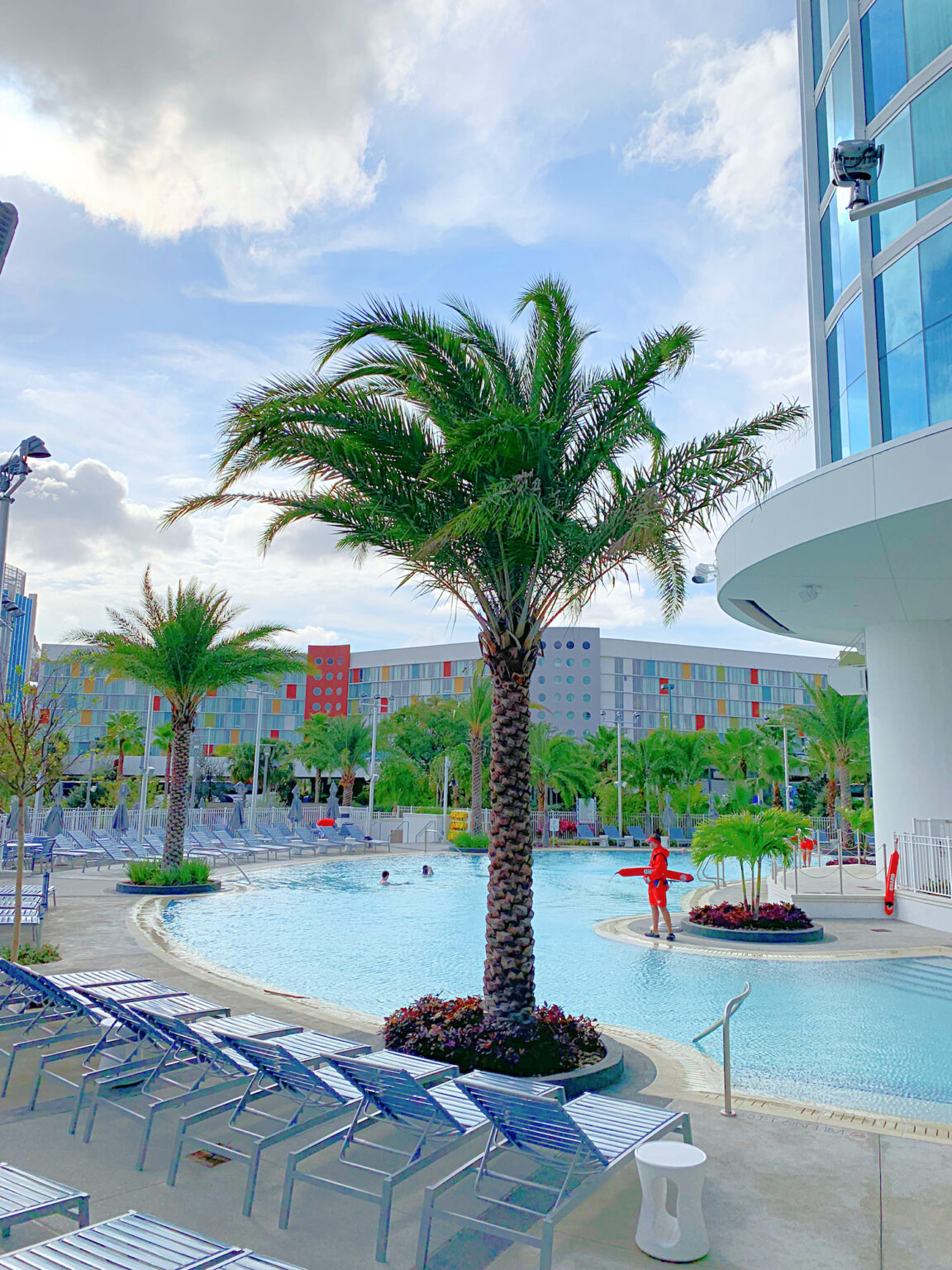 Can You Pool Hop at Universal Hotels? Kim and Carrie