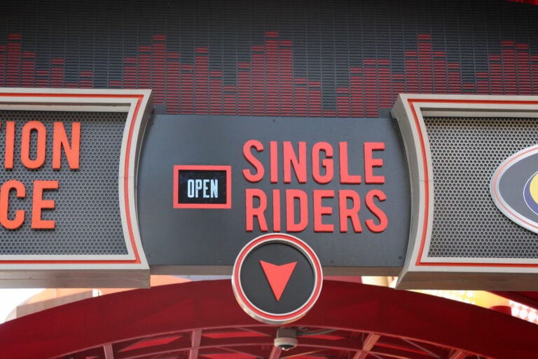 single riders line sign at universal studios Orlando