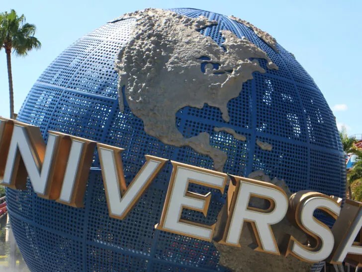 universal studios globe sign outside of the theme park