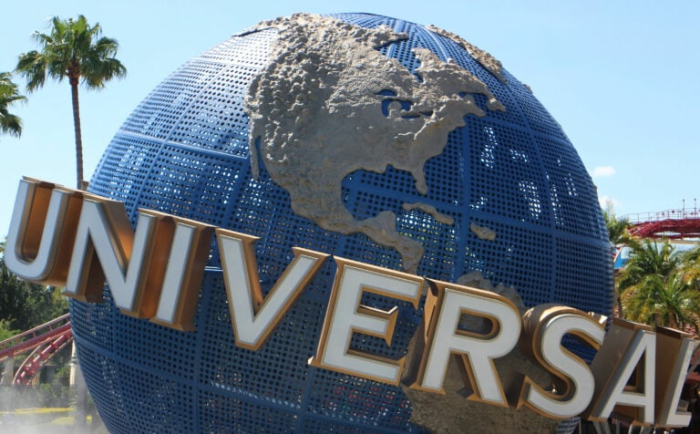 universal studios globe sign outside of the theme park